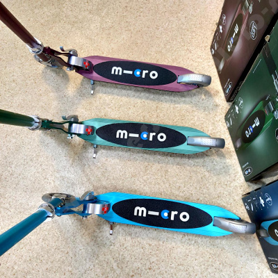 Двухколесный самокат Micro Scooter Sprite LED бордовый зеленый аква живое фото из магазина